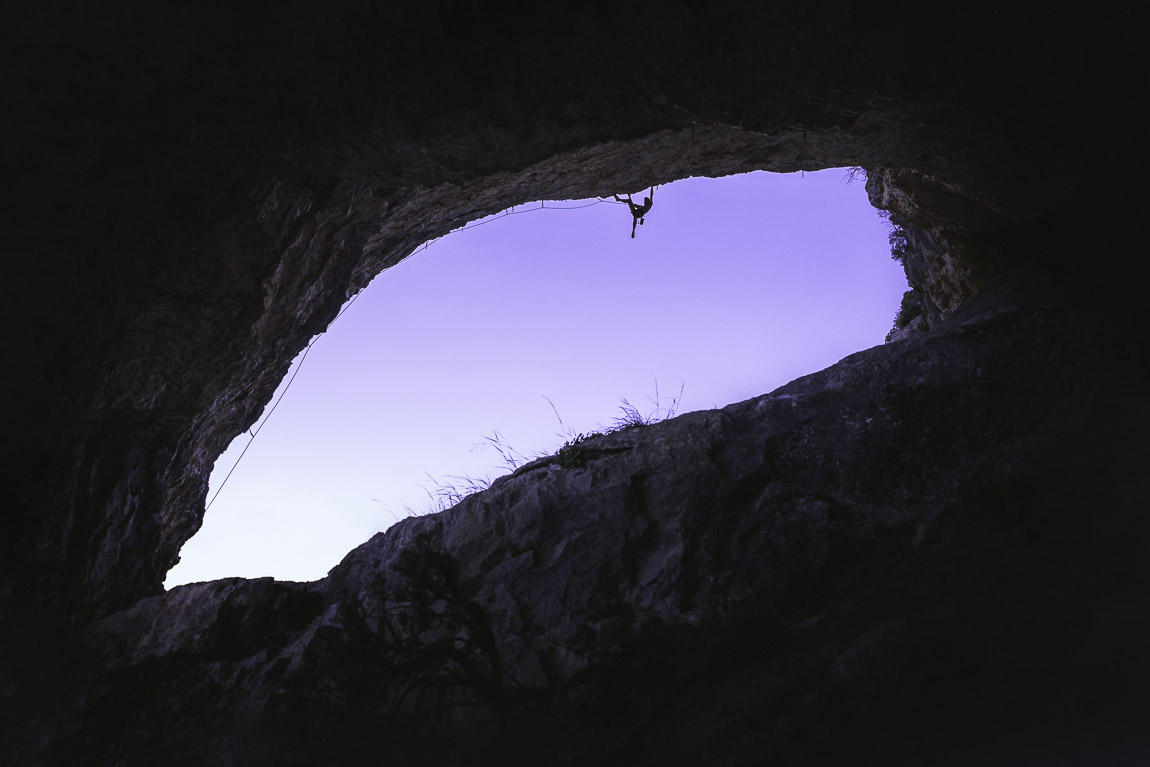Silueta de escalador en el desplome de las ventanas del mascún con la puesta de sol
