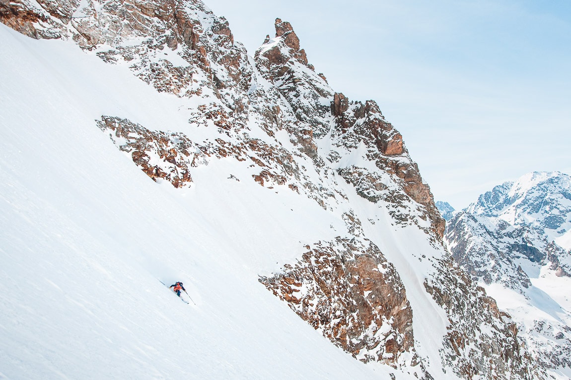 Freeride y esquí de montaña al Couloir Long al pic d'Ailefroide. Mazizo de los Écrins, Alpes franceses